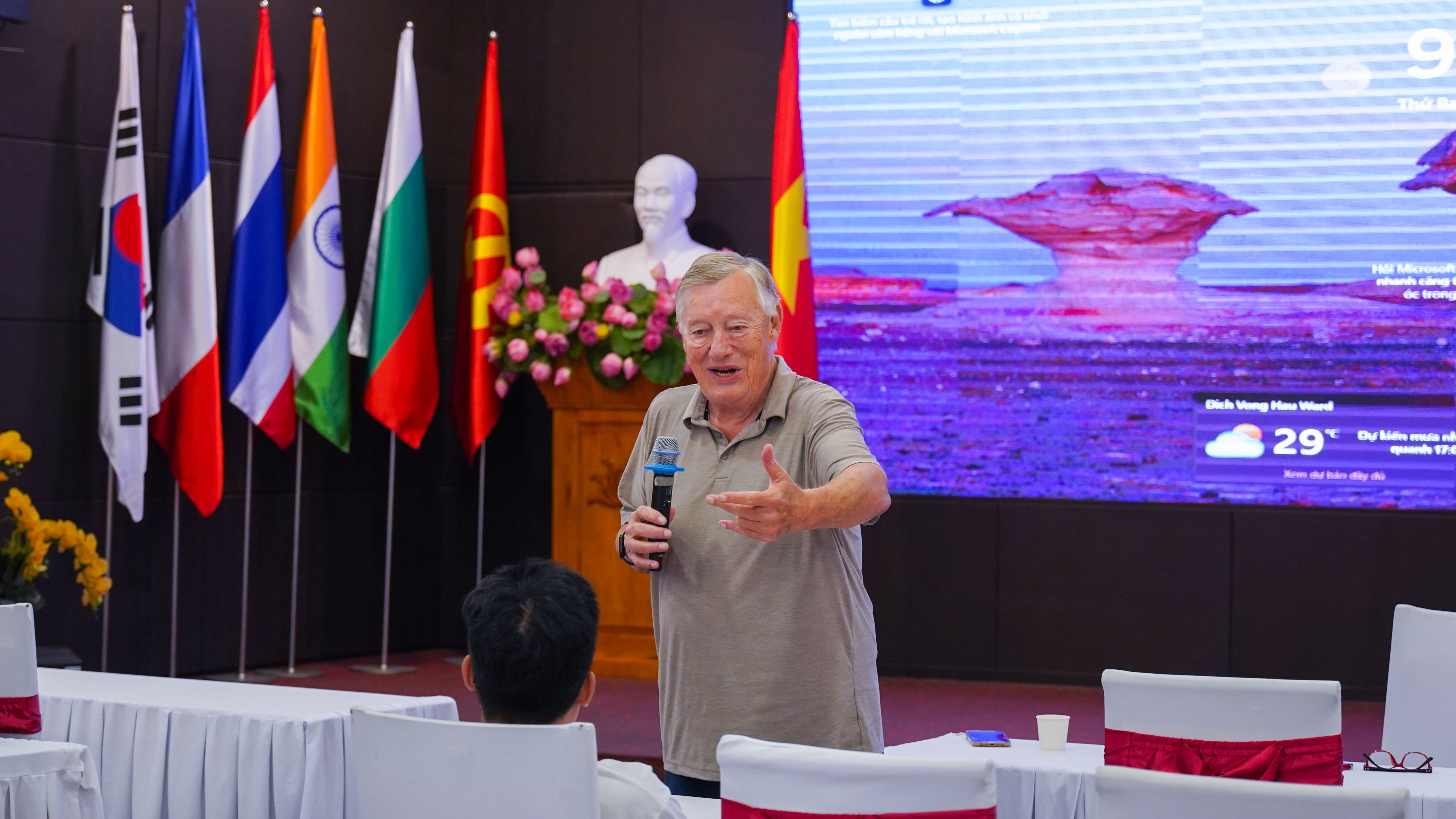 The Ethics Puzzle – Mảnh ghép đa chiều trong lớp học quốc tế cùng thầy Thomas Mirabile tại UEB-SITE